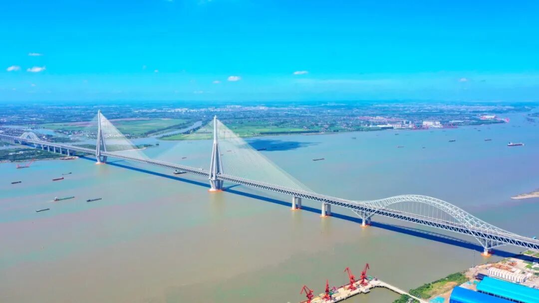中交集团参建的江苏常泰长江大桥全长10.03公里，作为公铁合建双层复合型过江通道，创下了最大跨度斜拉桥、最大跨度公铁两用钢桁拱桥的世界纪录。.jpg