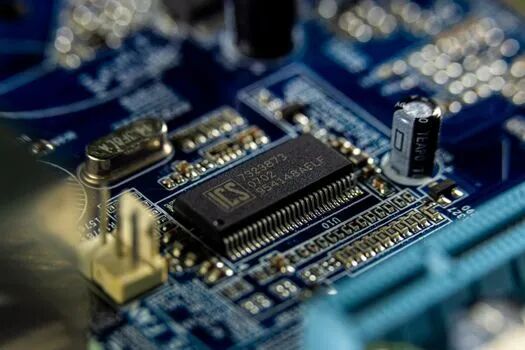 NVLink与PCIe性能差距示意图