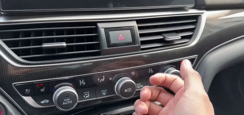 大屏幕车机，空调实体按键