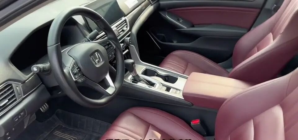 暗红色的座椅，搭配黑色内饰