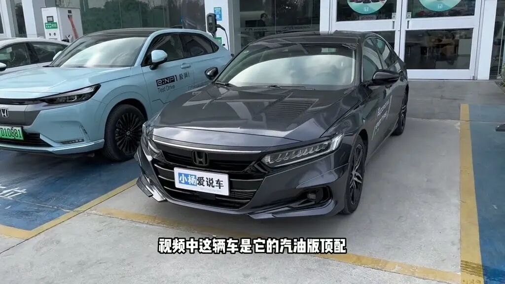 2022款本田雅阁汽油版顶配，羽翼式大灯设计，年轻运动感十足
