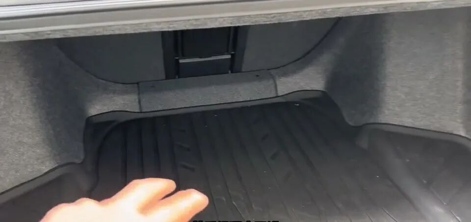 后备箱空间宽敞，支持后排座椅整体放倒