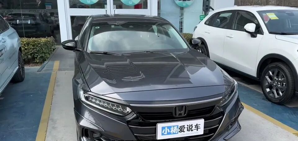 前脸设计年轻运动，羽翼式大灯设计