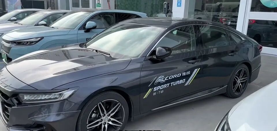 侧面腰线优雅，18英寸双色轮毂