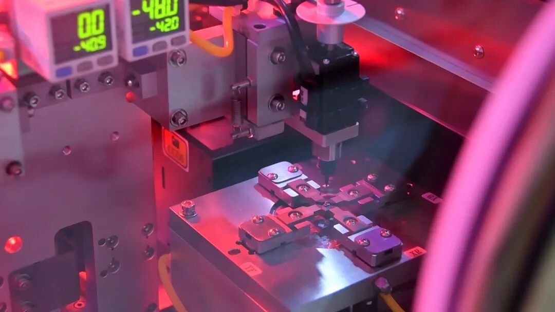 扩产能、添设备、加产线……近日，记者走进位于湖南城陵矶新港区的湖南国创同芯科技有限公司，生产车间内一派热火朝天，自动化生产线高速运转，工作人员身穿净化服监控着设备运转情况。