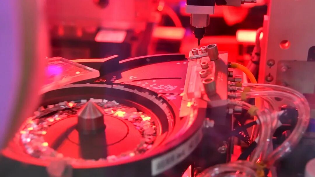 扩产能、添设备、加产线……近日，记者走进位于湖南城陵矶新港区的湖南国创同芯科技有限公司，生产车间内一派热火朝天，自动化生产线高速运转，工作人员身穿净化服监控着设备运转情况。