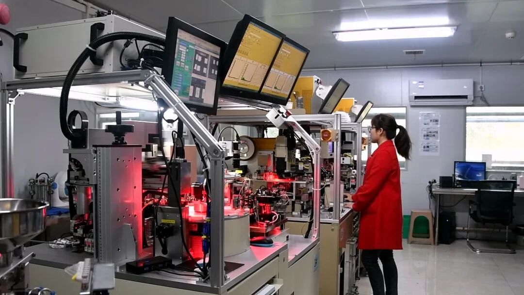 扩产能、添设备、加产线……近日，记者走进位于湖南城陵矶新港区的湖南国创同芯科技有限公司，生产车间内一派热火朝天，自动化生产线高速运转，工作人员身穿净化服监控着设备运转情况。