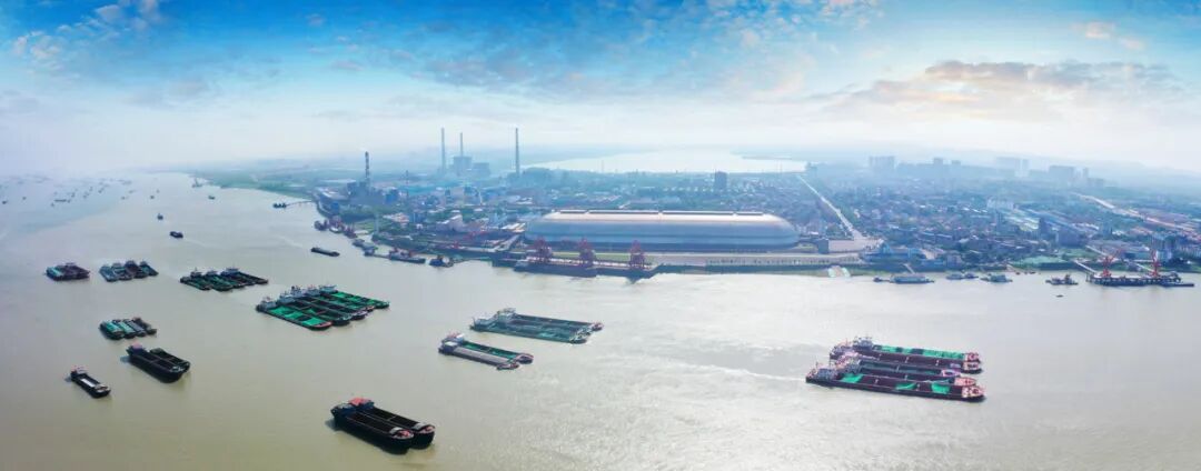 2020年9月，中国（湖南）自由贸易试验区岳阳片区揭牌成立，一时间吸引了整个湖南乃至全国的目光——岳阳作为湖南唯一通江达海的城市，能不能用好自贸这支“笔”，在中国的改革开放史上留下“岳州”之名。