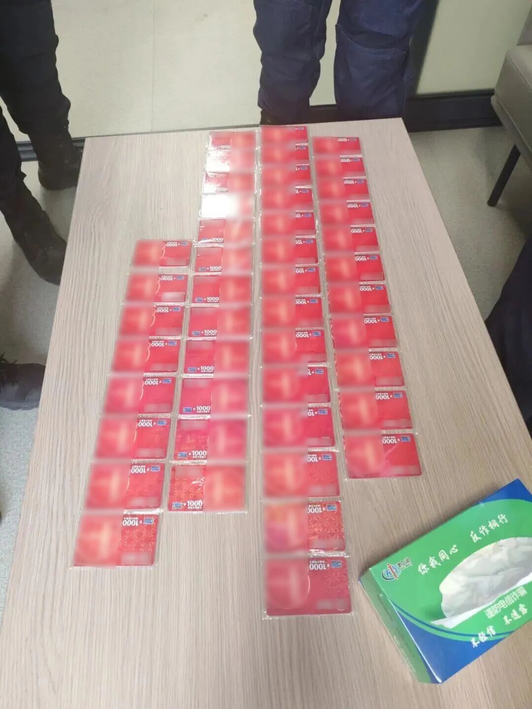 女子一口气买500000元的超市卡，店员立即报警