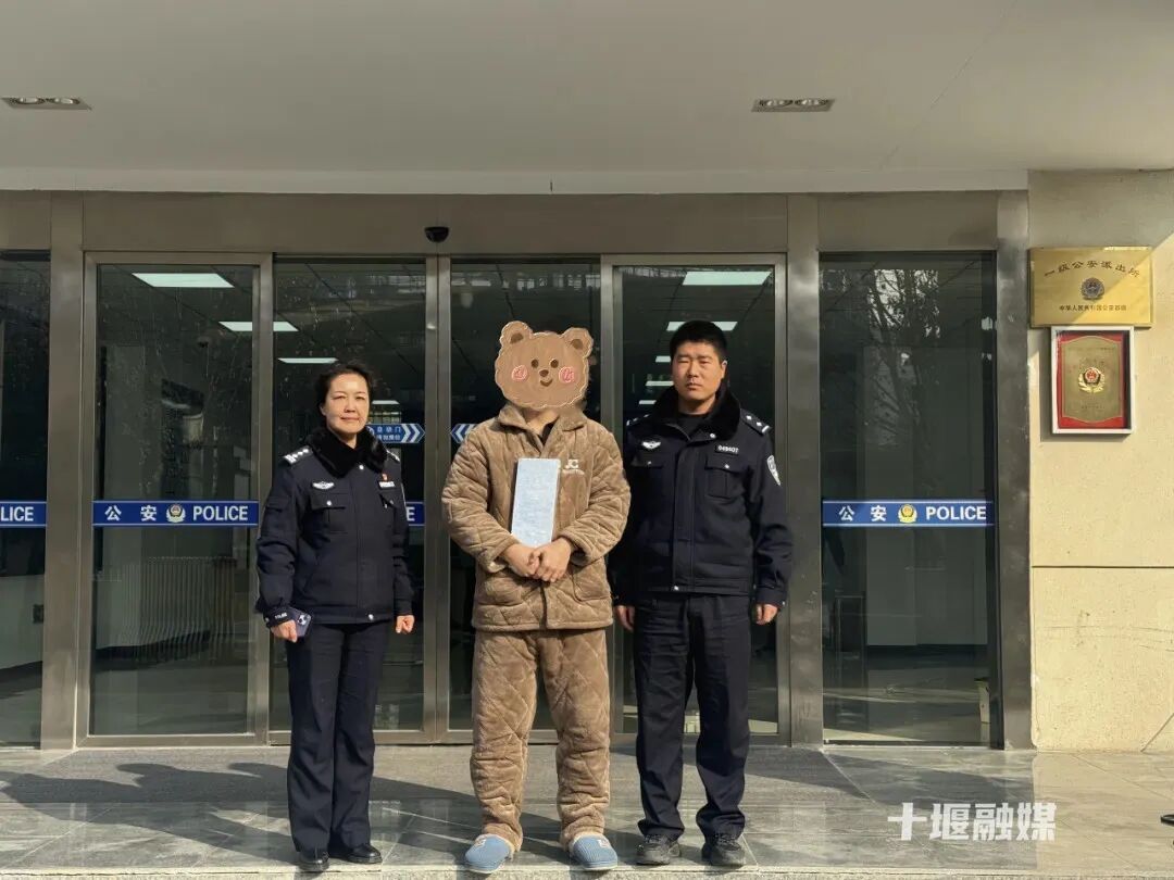 十堰男子网购椅子拆出15公斤银板，价值40余万元！警方查出真相