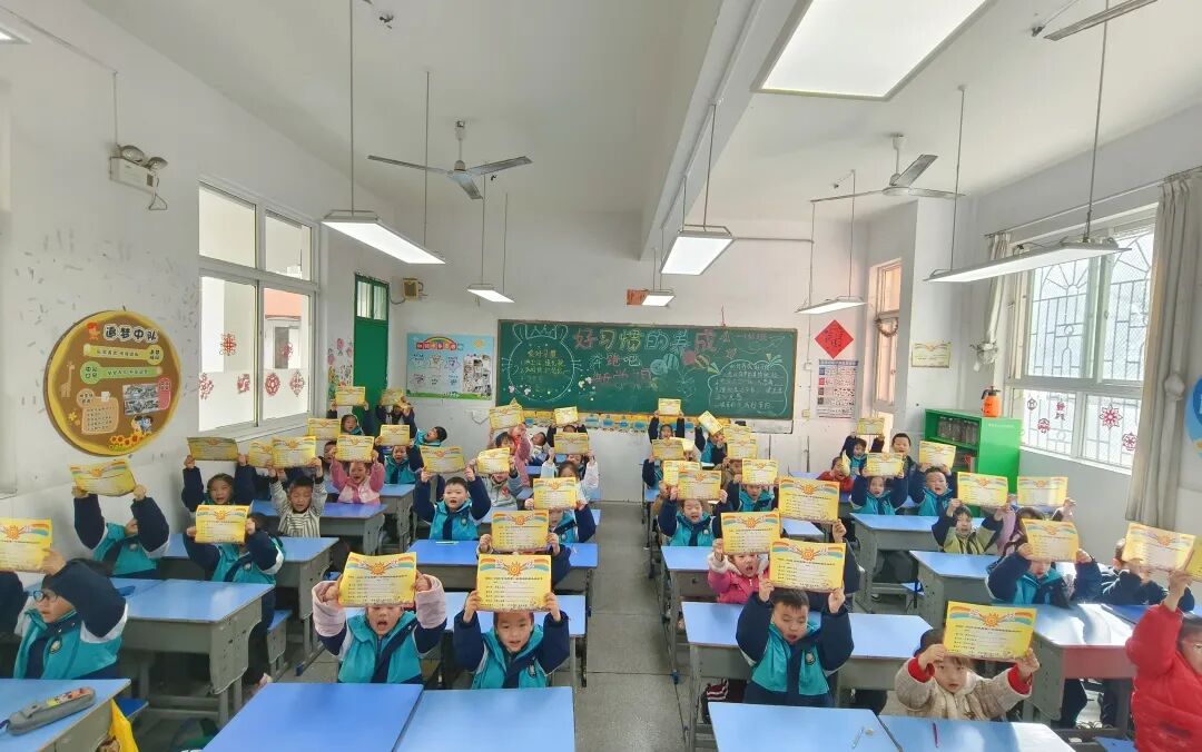 京山小学:瑞蛇迎春趣闯关 和美少年勇向前