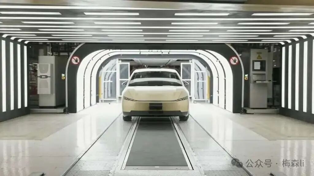 首辆量产版Tesla Cybercab在德州超级工厂下线