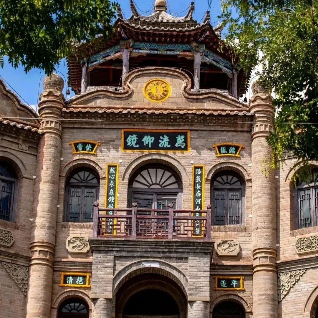 中西合璧之美:榆林钟楼的建筑艺术