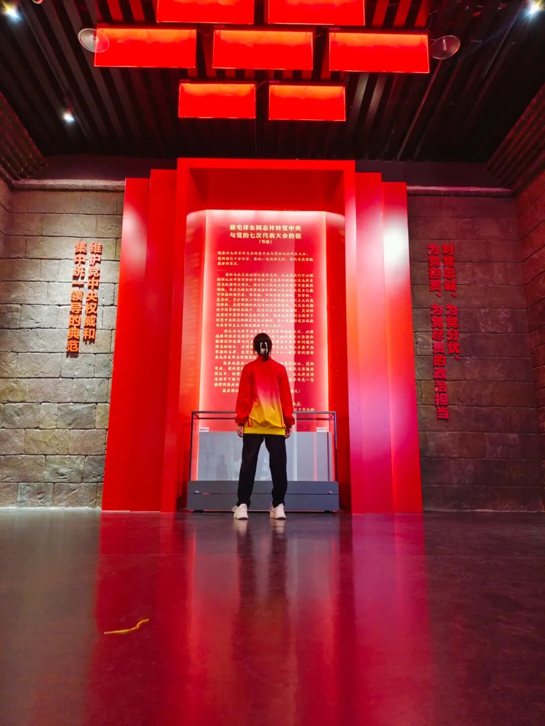 随后,在工作人员和老师的引导下,同学们有序参观了关向英纪念馆.