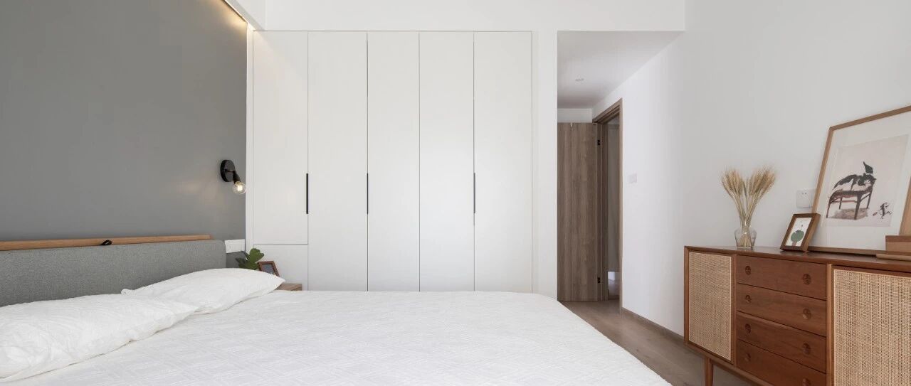 放不下床头柜挡住柜门的N种设计