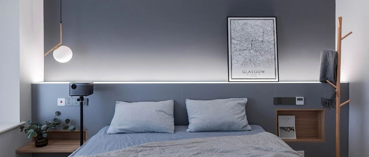 床头谨慎挂画，啪一下容易掉