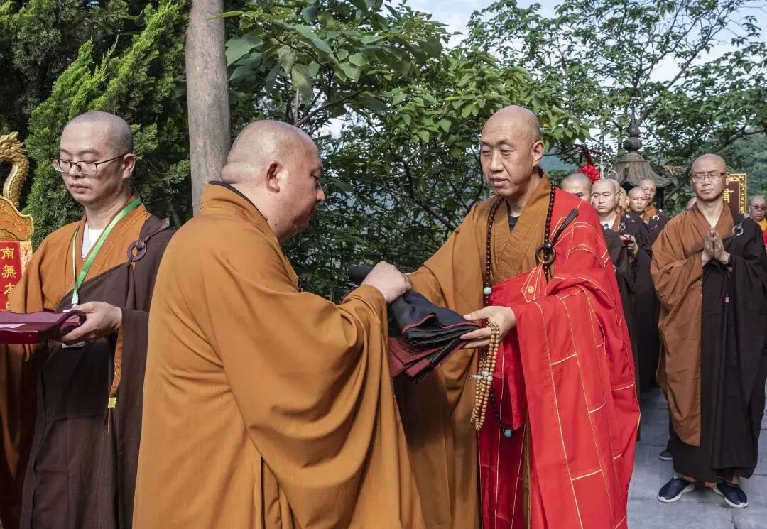 杭州萧山区莲华寺举行广兴法师荣膺方丈升座庆典