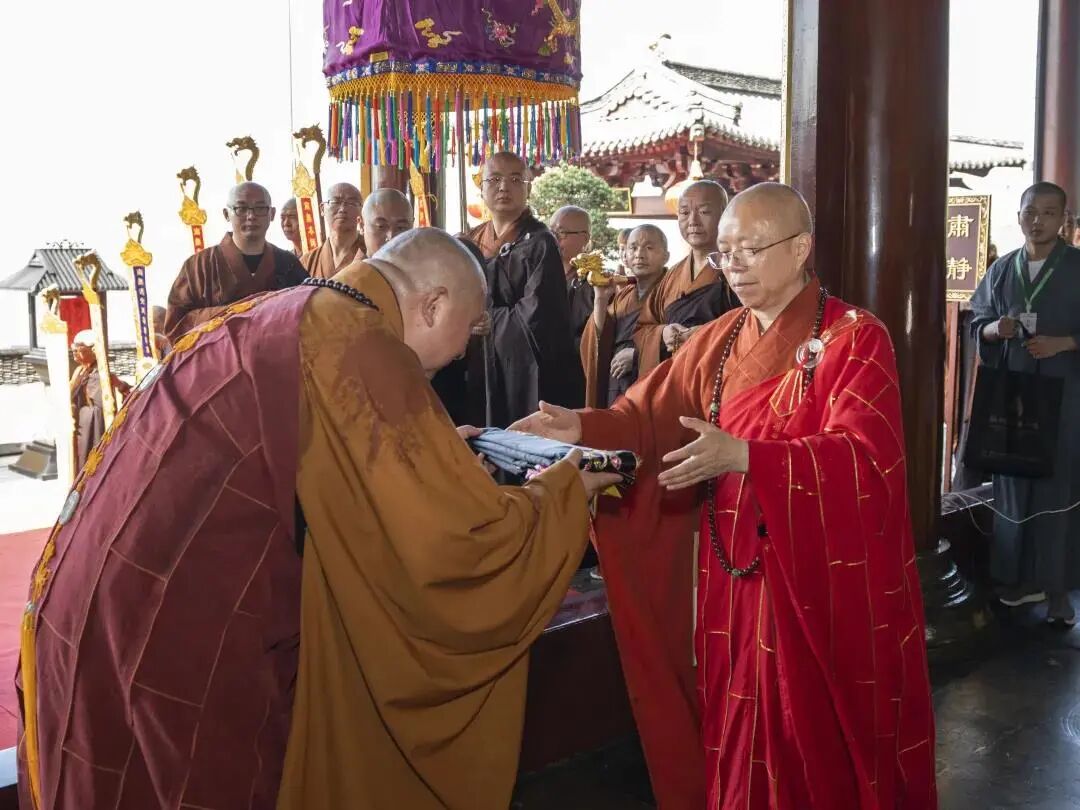 杭州萧山区莲华寺举行广兴法师荣膺方丈升座庆典
