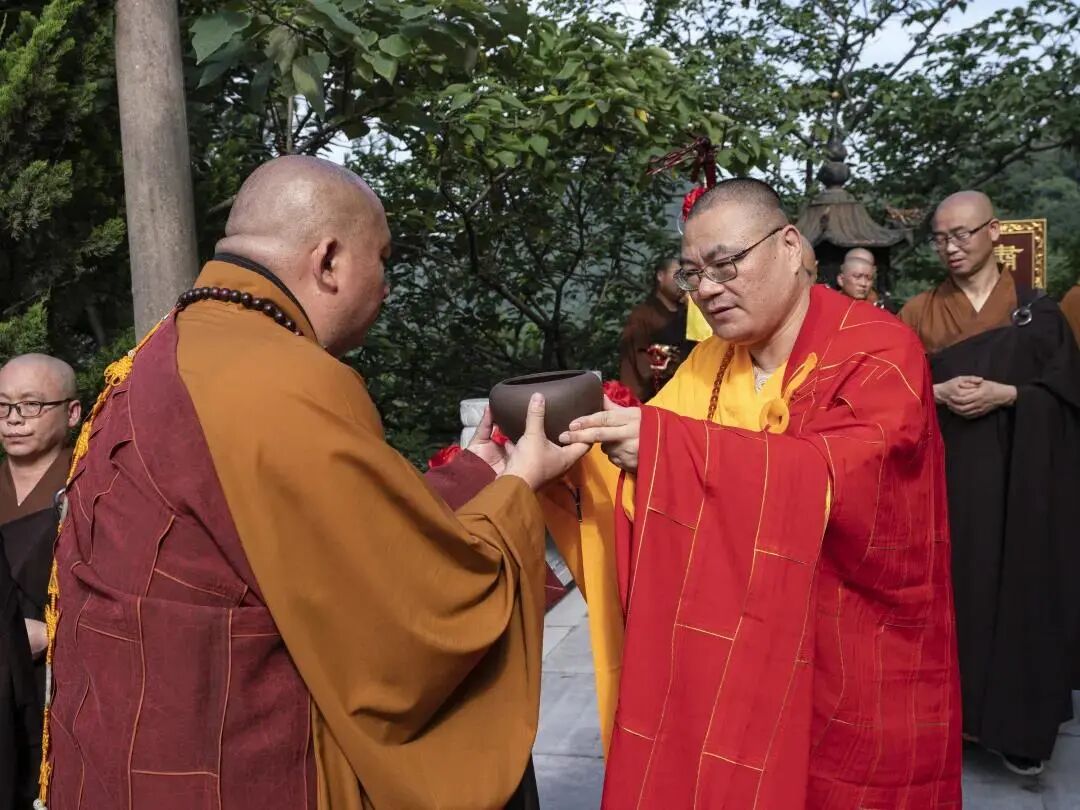 杭州萧山区莲华寺举行广兴法师荣膺方丈升座庆典