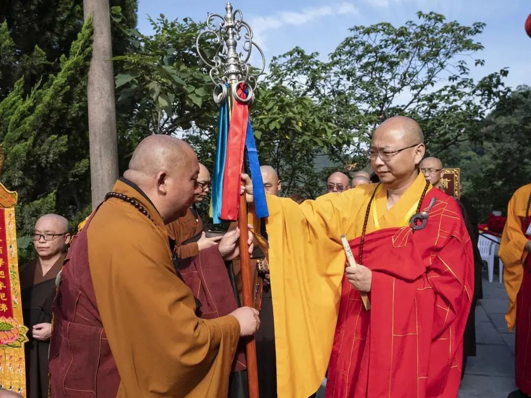 杭州市佛教協會副會長,杭州淨慈寺方丈戒清法師為廣興法師送禪杖.