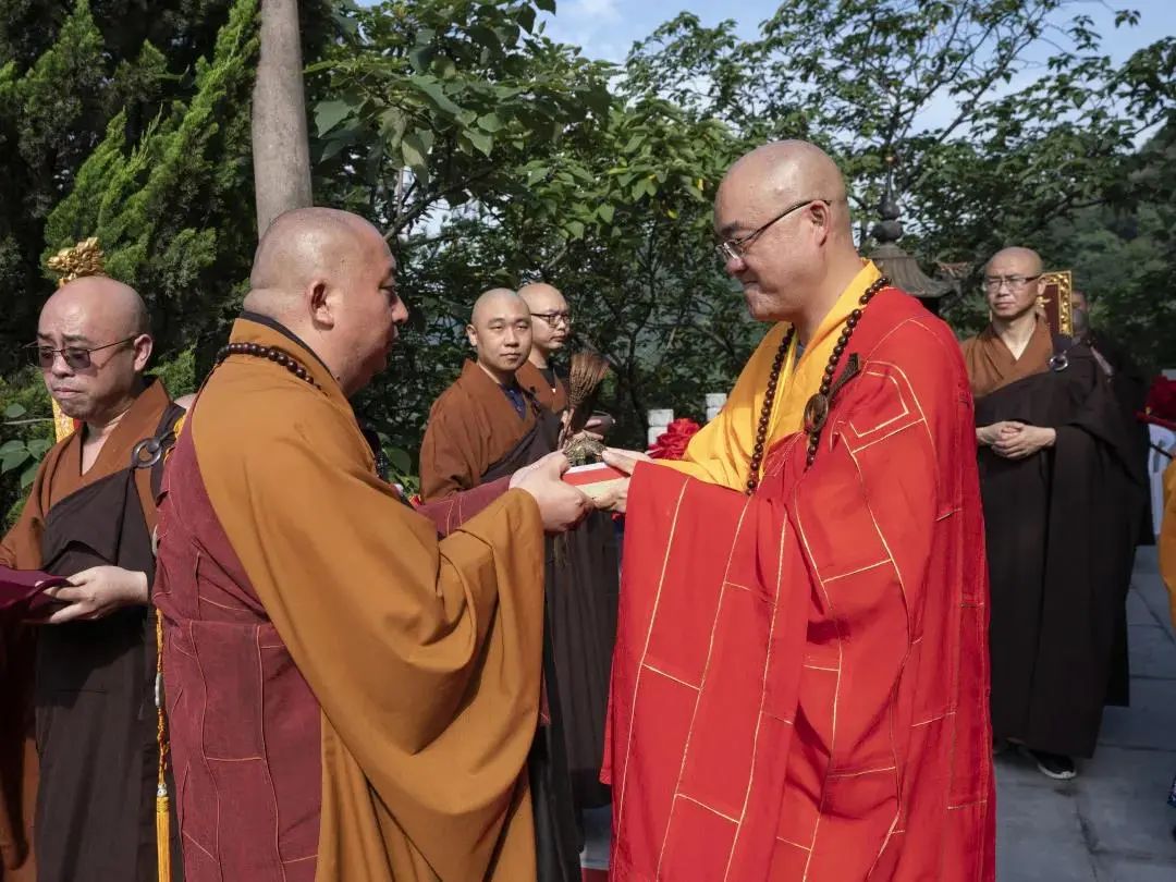 杭州蕭山區蓮華寺舉行廣興法師榮膺方丈升座慶典