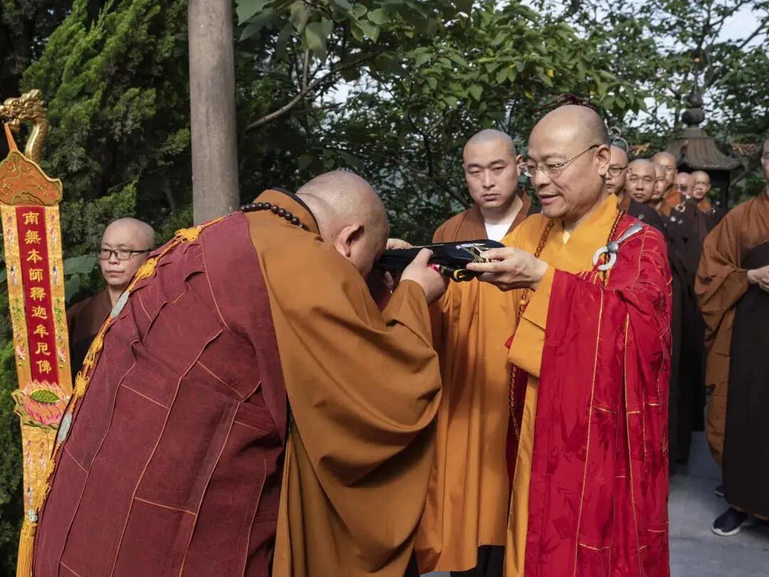 杭州萧山区莲华寺举行广兴法师荣膺方丈升座庆典