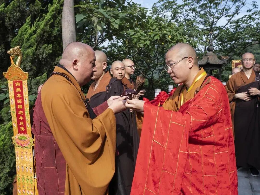杭州萧山区莲华寺举行广兴法师荣膺方丈升座庆典
