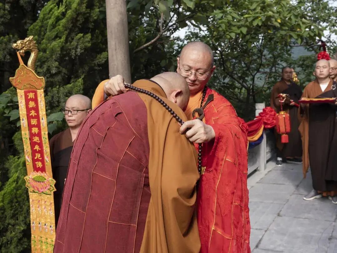 杭州萧山区莲华寺举行广兴法师荣膺方丈升座庆典