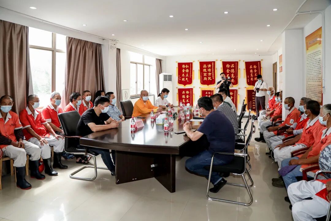 绍兴炉峰禅寺慈联会为绍兴市万名环卫工人撑起“清凉伞”