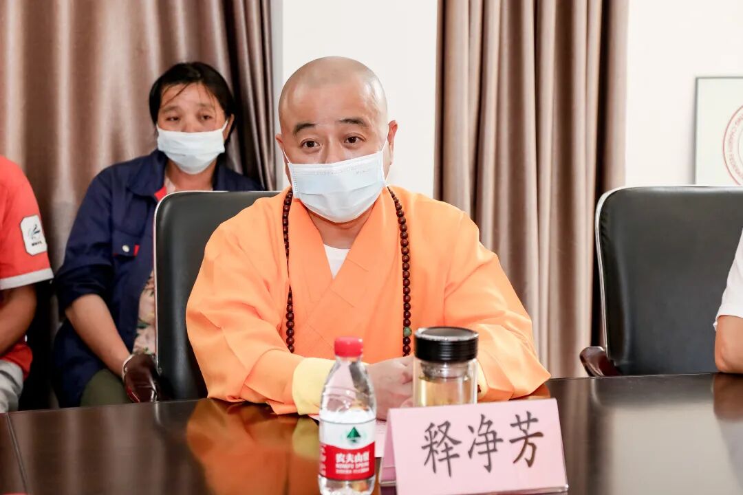 绍兴炉峰禅寺慈联会为绍兴市万名环卫工人撑起“清凉伞”