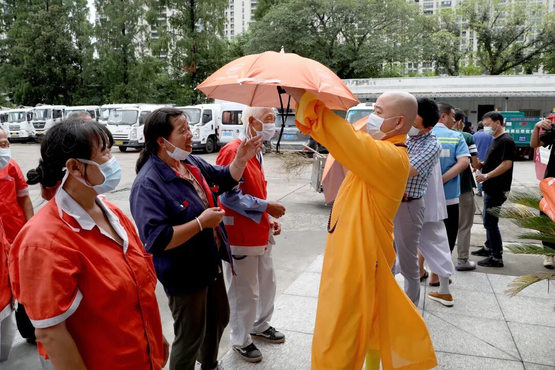 绍兴炉峰禅寺慈联会为绍兴市万名环卫工人撑起“清凉伞”