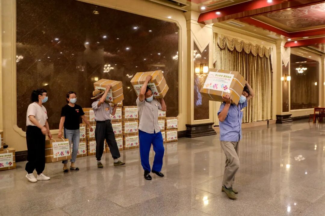 绍兴炉峰禅寺慈联会为绍兴市万名环卫工人撑起“清凉伞”