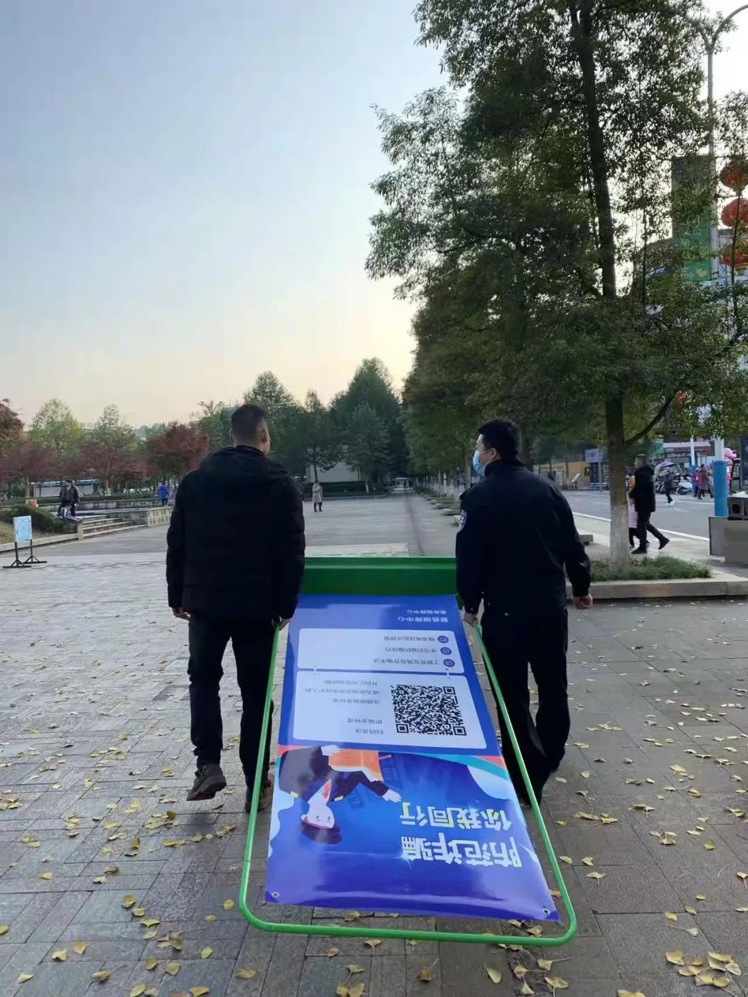 当警察来搭讪……别拒绝！下载金钟罩（国家反诈app），苦练防骗铁布衫！