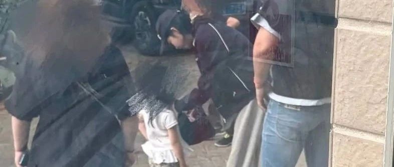 潘玮柏娇妻Luna带萌女回老家!母女牵手漫步古镇 温馨同框甜度爆表