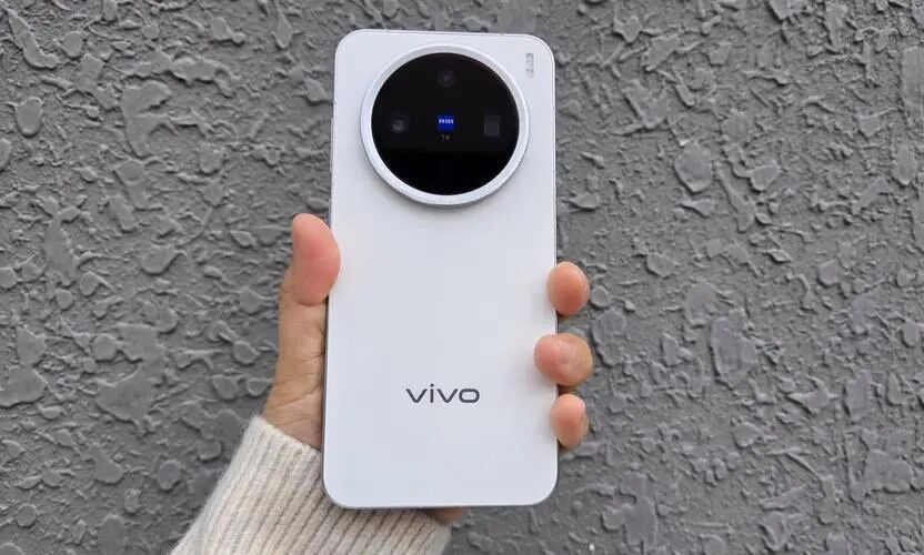 2024续航“最佳”的直屏手机，屏幕清晰电量持久