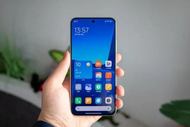 2024续航“最佳”的直屏手机，屏幕清晰电量持久