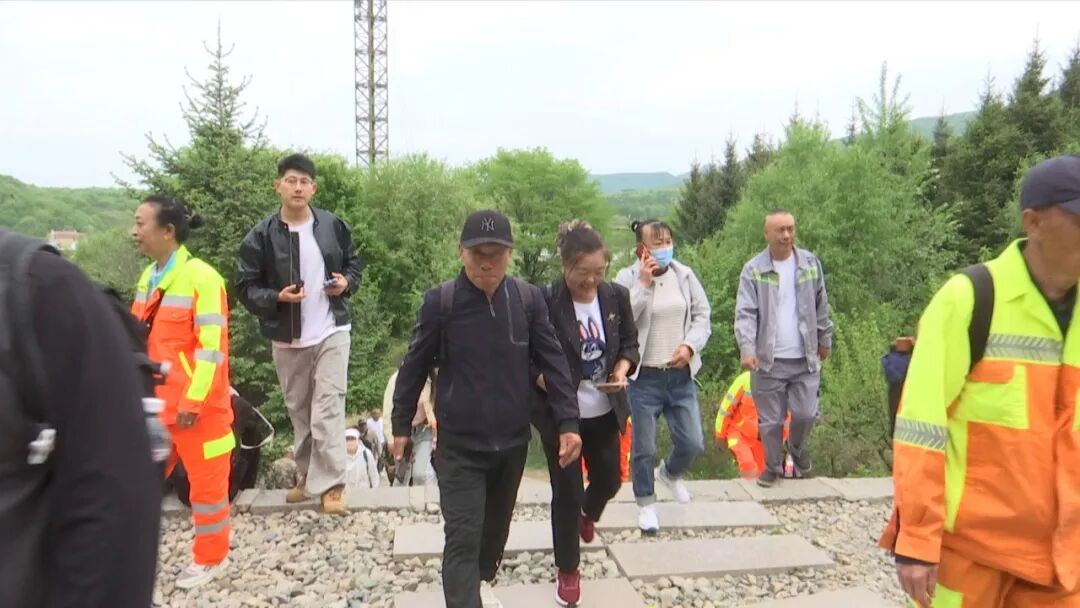 哈尔滨日报社在我市帽儿山镇开展“惠游冰城”文化惠民公益平台登高活动