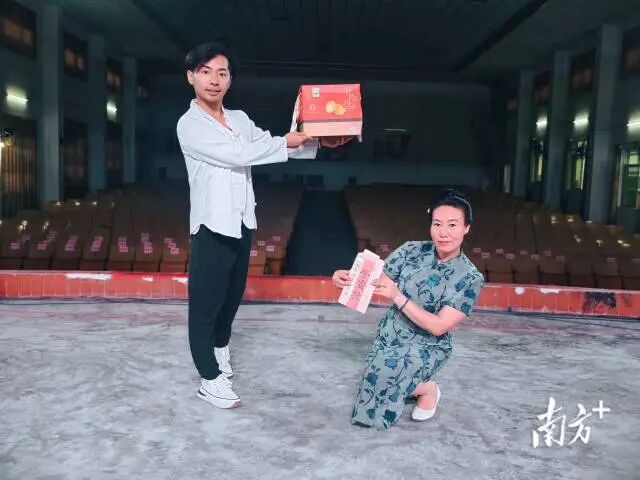 队员们在梅州市五华县龙村镇影剧院排练。&nbsp;