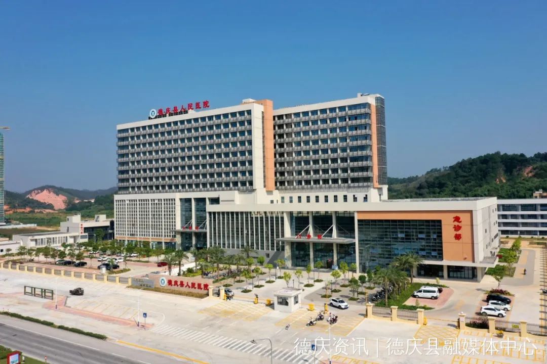 6月12日,在德庆县人民医院,记者看到门诊大厅设立的服务中心,将门诊