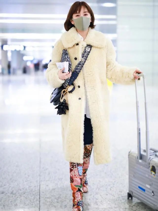 30歲毛曉彤與31歲王子文，同穿羊羔毛大衣，風格差距有點大！ 時尚 第6張