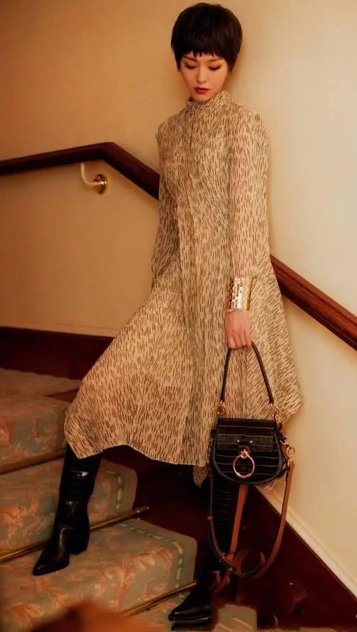 原本以為唐嫣的裙子夠特別了，可看到她用襪子搭配高跟鞋，很獨特 時尚 第5張