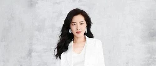 45岁章子怡素颜探班张艺兴,穿灰色大衣太显年轻,原来不化妆也能减龄时尚!