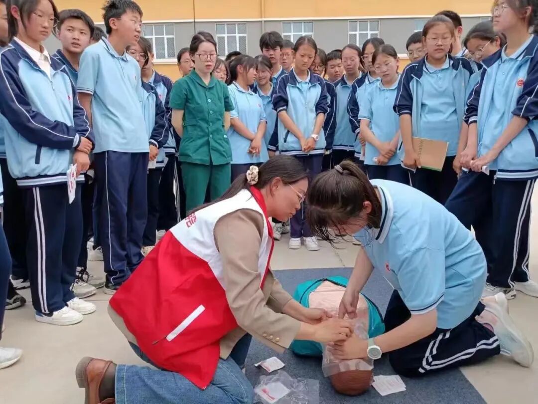 绛县红十字会走进山冲学校开展市政府民生实事项目红十字应急救护培训