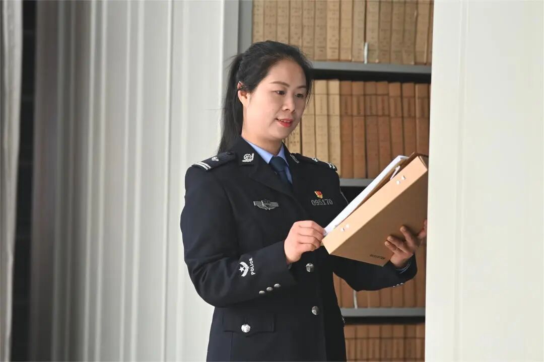 年华流砂灼灼警花看看不一样的她