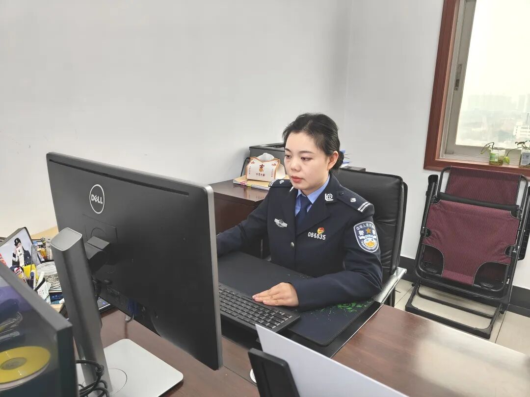 年华流砂灼灼警花看看不一样的她