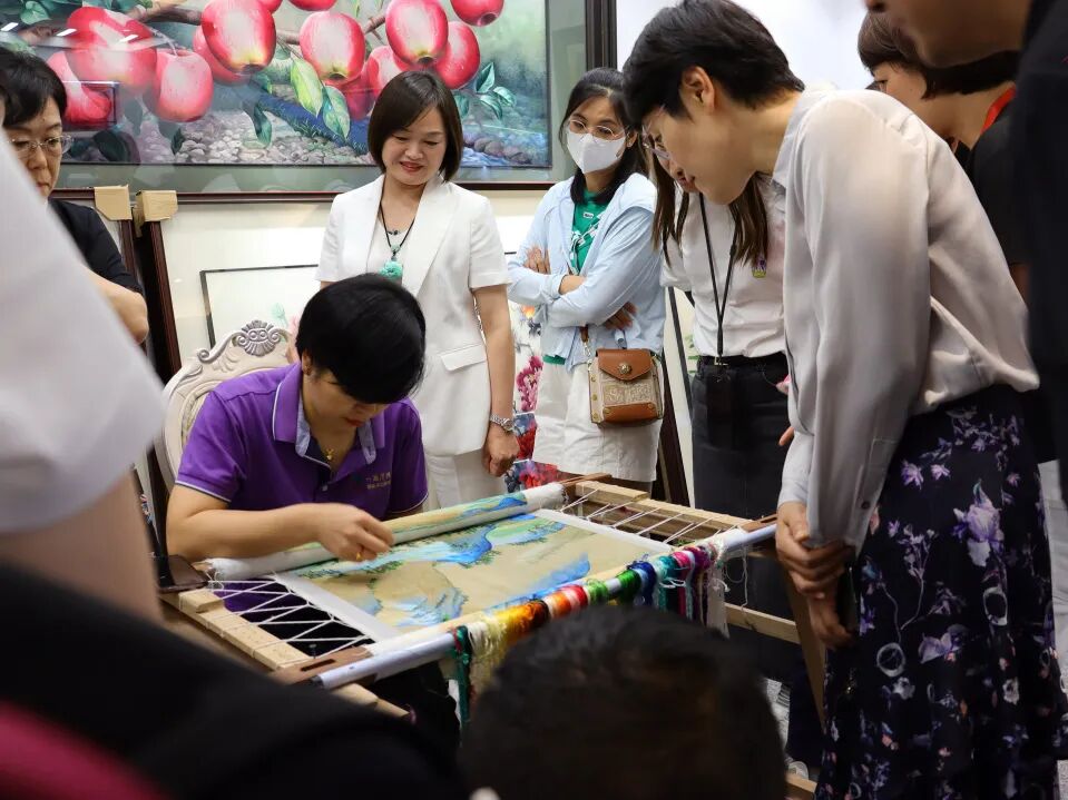 藏·新闻丨澳门妇女联合总会莅临一涵汴绣参观考察(图4)