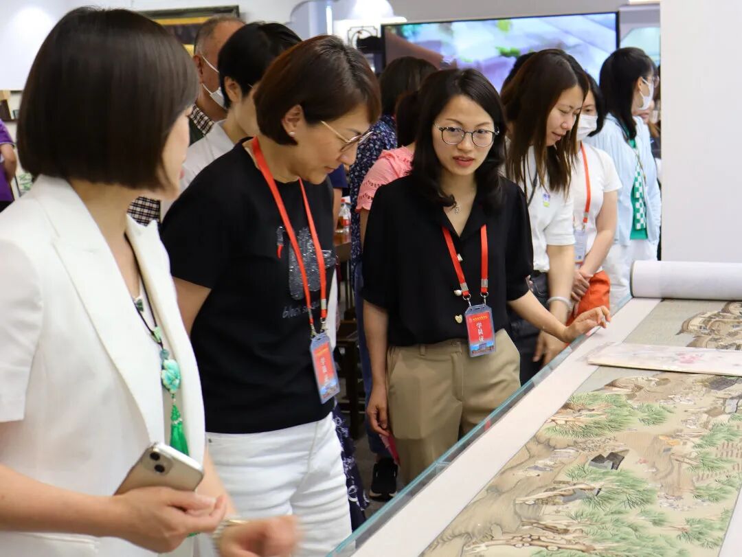 藏·新闻丨澳门妇女联合总会莅临一涵汴绣参观考察(图3)