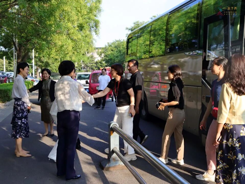 藏·新闻丨澳门妇女联合总会莅临一涵汴绣参观考察(图2)