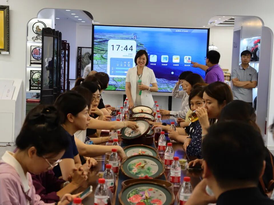 藏·新闻丨澳门妇女联合总会莅临一涵汴绣参观考察(图6)