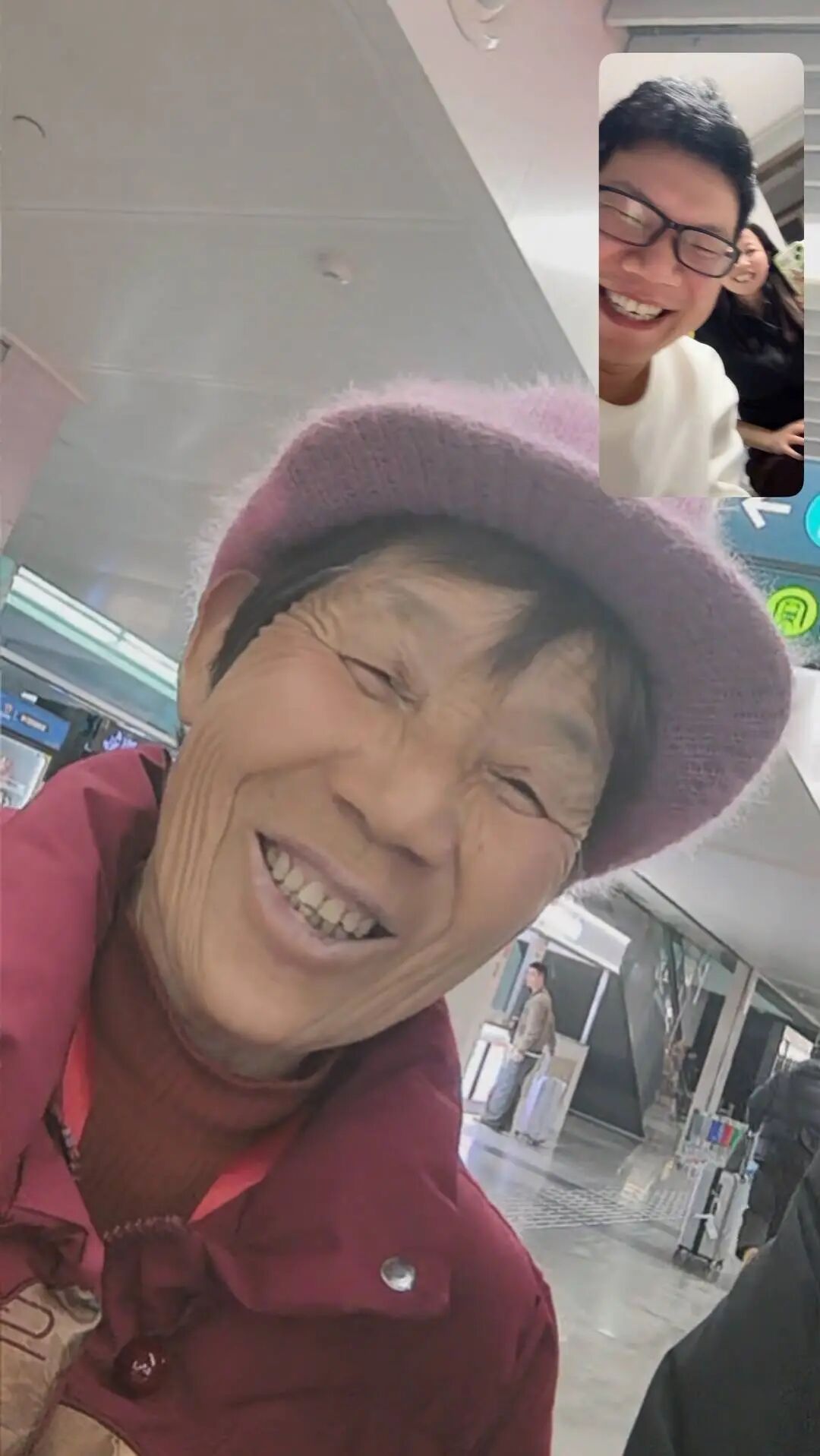 下飞机后，丈母娘谈女士给赵晨报平安。